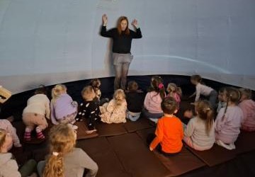 ,,Kosmiczna Podróż” w mobilnym Planetarium