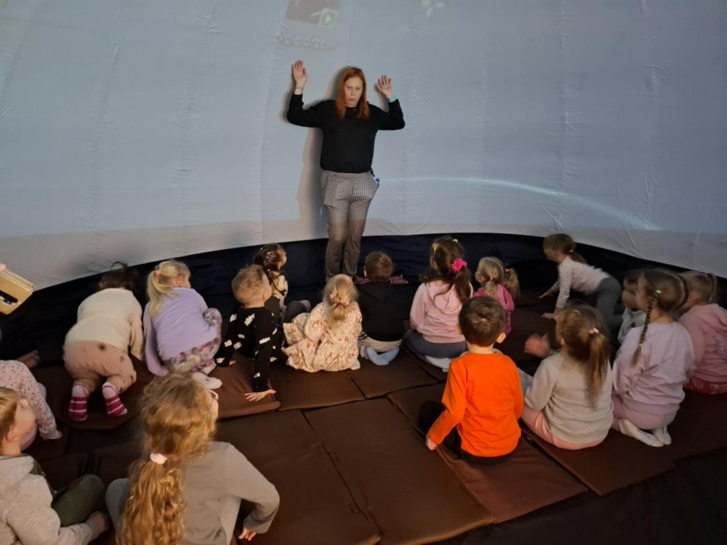 ,,Kosmiczna Podróż” w mobilnym Planetarium