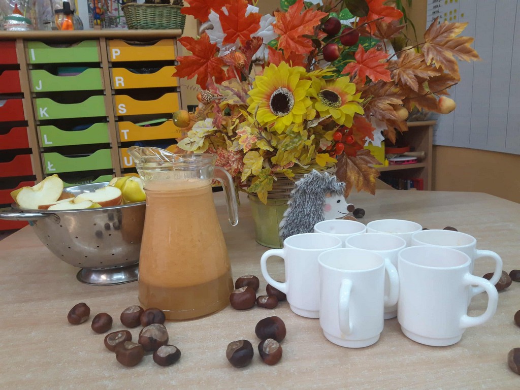 Pyszny i zdrowy sok jabłkowo-marchewkowy w wykonaniu dzieci w grupy I i III