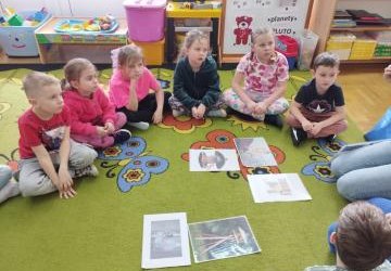 Przedszkolaki uczą się „Jak właściwie dokarmiać ptaki zimą?” – czyli kontynuacja zajęć z cyklu „Dziki Projekt”